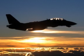 九游下载安装-球员是否应在开局阶段刻意控制节奏，开球时球员将球踢回本方半场