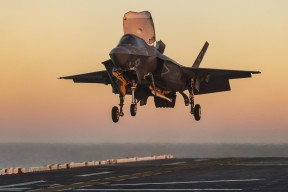 九游游戏中心-李娜与老公出席公益慈善拍卖会，李娜经历